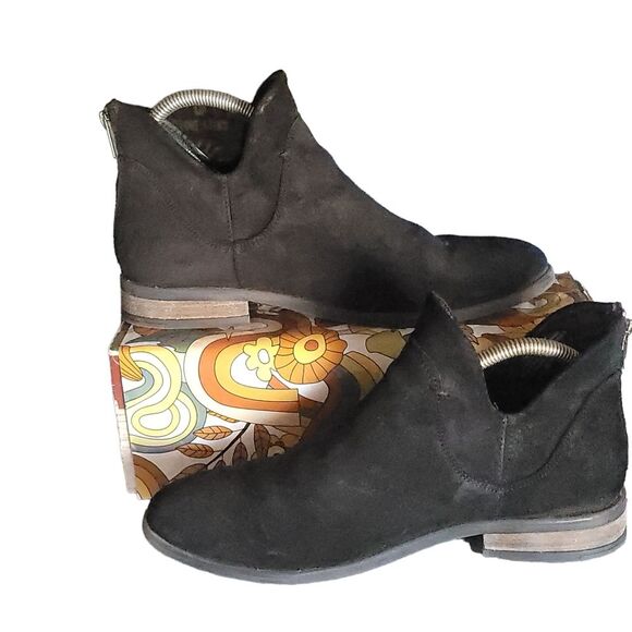 Born Arula Suede Ankle Distressed Side Cutout in Black - Women's 9 - Picture 3 of 11